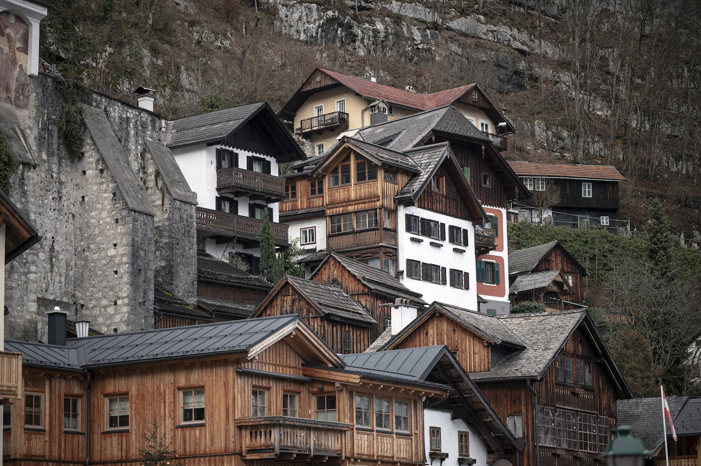 Hallstatt era hace diez años una villa idílica al borde de un lago de ensueño y aún lo sigue siendo, pero de otra manera. Lo que entonces le faltaba al pequeño pueblo austriaco, ahora le sobra. Tiene gente para dar y regalar, la hay por todas partes, tanta que hasta los visitantes se cuelan sin permiso en las casas en busca de un baño que no esté ocupado. En el pueblo residen 778 vecinos pero no lo parece porque apenas se les ve. Su presencia se diluye ante las riadas de personas que transitan por las calles en busca de un lugar vacío donde sacarse una foto mientras decenas de drones sobrevuelan los tejados para obtener imágenes impactantes. Hay turistas que llegan a la localidad convencidos de que se encuentran en un parque temático donde todo es de cartón piedra y todo está a la venta. Otros creen que están recorriendo el auténtico Arendelle, el reino de la película 'Frozen'. Hallstatt es un pueblo de moda, hasta ha sido calificado como «el más 'instagrameable' del mundo», y eso está siendo su ruina.