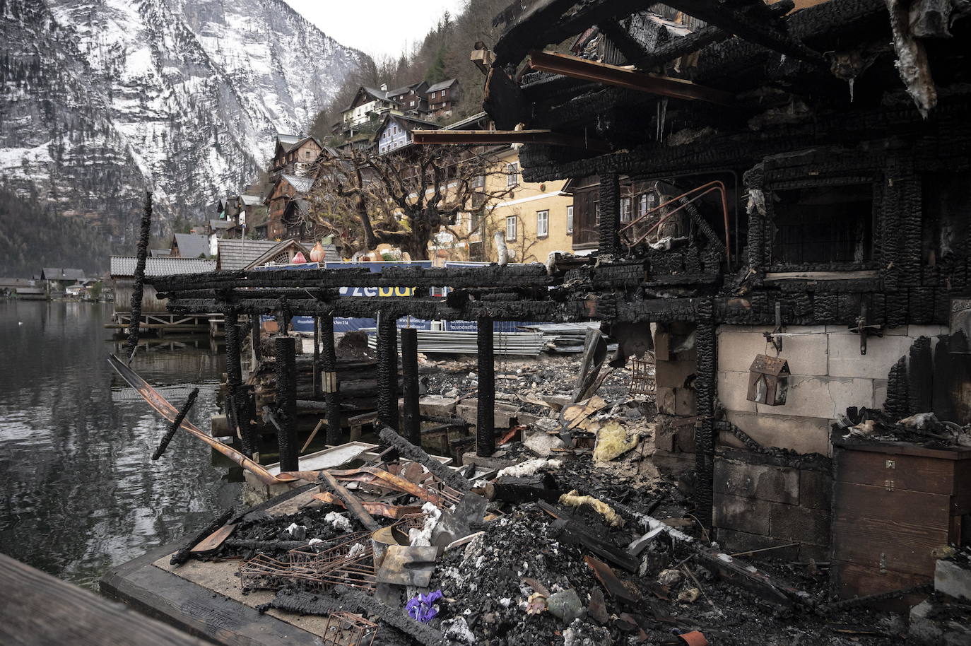 Hallstatt era hace diez años una villa idílica al borde de un lago de ensueño y aún lo sigue siendo, pero de otra manera. Lo que entonces le faltaba al pequeño pueblo austriaco, ahora le sobra. Tiene gente para dar y regalar, la hay por todas partes, tanta que hasta los visitantes se cuelan sin permiso en las casas en busca de un baño que no esté ocupado. En el pueblo residen 778 vecinos pero no lo parece porque apenas se les ve. Su presencia se diluye ante las riadas de personas que transitan por las calles en busca de un lugar vacío donde sacarse una foto mientras decenas de drones sobrevuelan los tejados para obtener imágenes impactantes. Hay turistas que llegan a la localidad convencidos de que se encuentran en un parque temático donde todo es de cartón piedra y todo está a la venta. Otros creen que están recorriendo el auténtico Arendelle, el reino de la película 'Frozen'. Hallstatt es un pueblo de moda, hasta ha sido calificado como «el más 'instagrameable' del mundo», y eso está siendo su ruina.