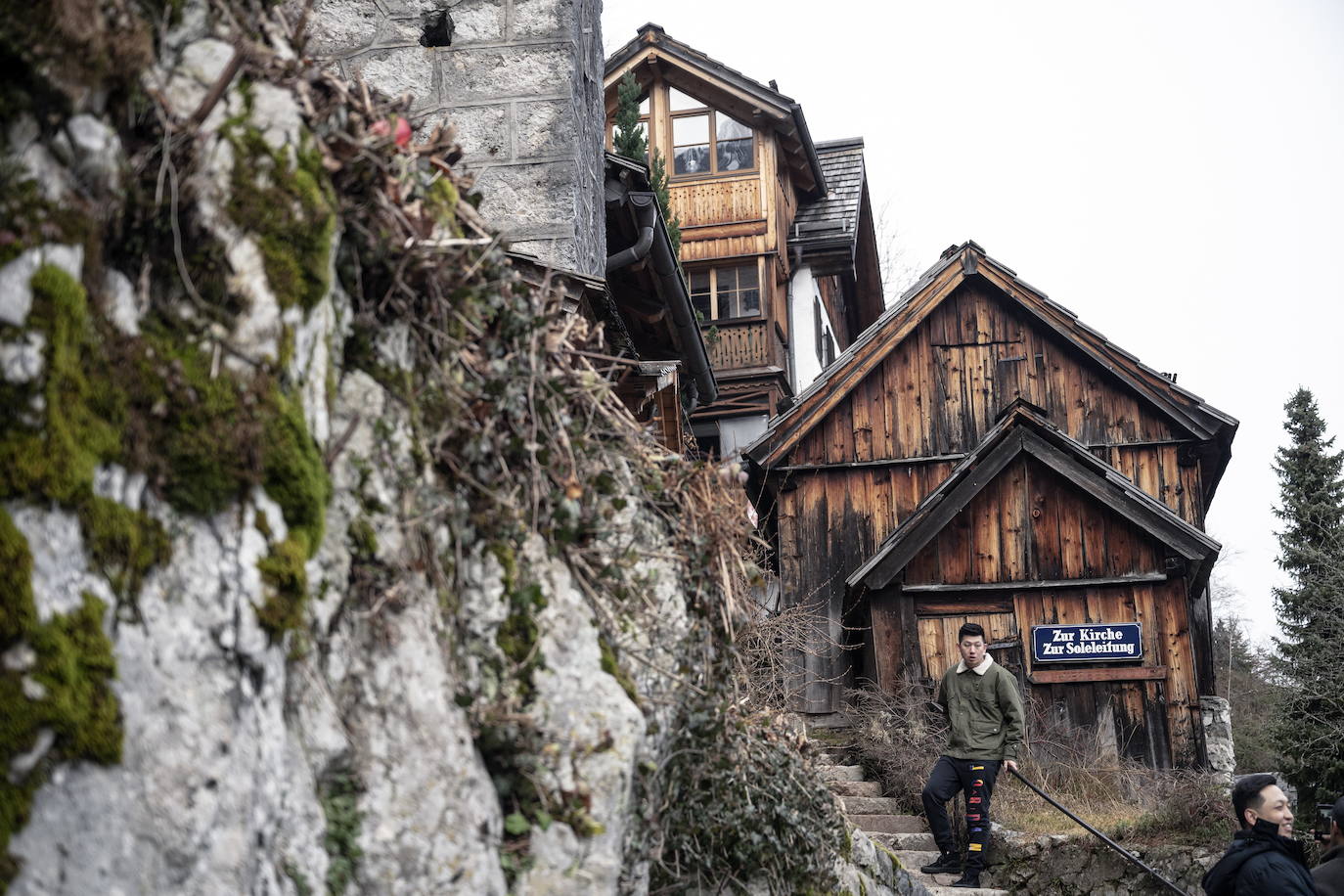 Hallstatt era hace diez años una villa idílica al borde de un lago de ensueño y aún lo sigue siendo, pero de otra manera. Lo que entonces le faltaba al pequeño pueblo austriaco, ahora le sobra. Tiene gente para dar y regalar, la hay por todas partes, tanta que hasta los visitantes se cuelan sin permiso en las casas en busca de un baño que no esté ocupado. En el pueblo residen 778 vecinos pero no lo parece porque apenas se les ve. Su presencia se diluye ante las riadas de personas que transitan por las calles en busca de un lugar vacío donde sacarse una foto mientras decenas de drones sobrevuelan los tejados para obtener imágenes impactantes. Hay turistas que llegan a la localidad convencidos de que se encuentran en un parque temático donde todo es de cartón piedra y todo está a la venta. Otros creen que están recorriendo el auténtico Arendelle, el reino de la película 'Frozen'. Hallstatt es un pueblo de moda, hasta ha sido calificado como «el más 'instagrameable' del mundo», y eso está siendo su ruina.