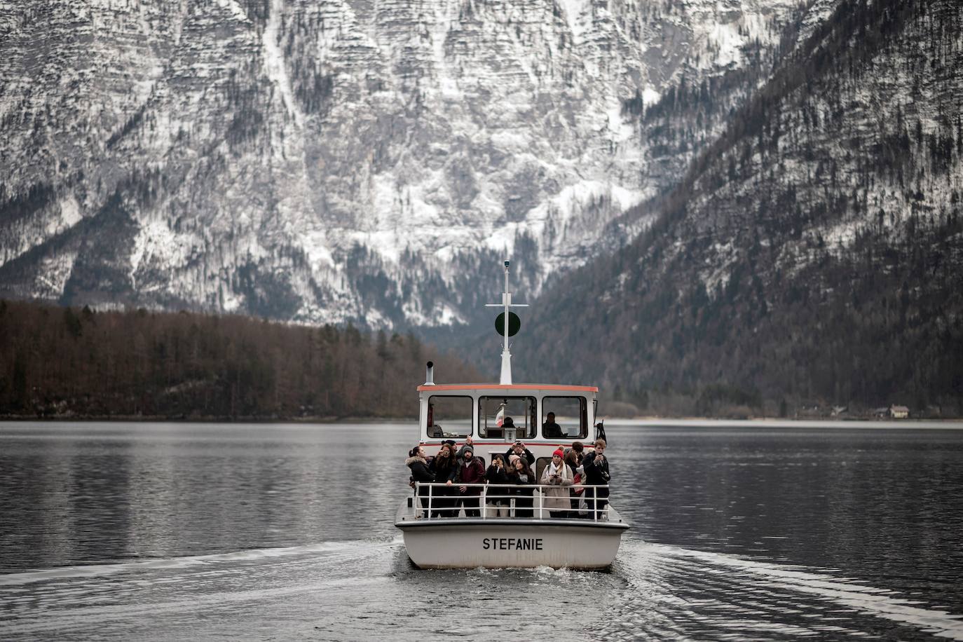 Hallstatt era hace diez años una villa idílica al borde de un lago de ensueño y aún lo sigue siendo, pero de otra manera. Lo que entonces le faltaba al pequeño pueblo austriaco, ahora le sobra. Tiene gente para dar y regalar, la hay por todas partes, tanta que hasta los visitantes se cuelan sin permiso en las casas en busca de un baño que no esté ocupado. En el pueblo residen 778 vecinos pero no lo parece porque apenas se les ve. Su presencia se diluye ante las riadas de personas que transitan por las calles en busca de un lugar vacío donde sacarse una foto mientras decenas de drones sobrevuelan los tejados para obtener imágenes impactantes. Hay turistas que llegan a la localidad convencidos de que se encuentran en un parque temático donde todo es de cartón piedra y todo está a la venta. Otros creen que están recorriendo el auténtico Arendelle, el reino de la película 'Frozen'. Hallstatt es un pueblo de moda, hasta ha sido calificado como «el más 'instagrameable' del mundo», y eso está siendo su ruina.