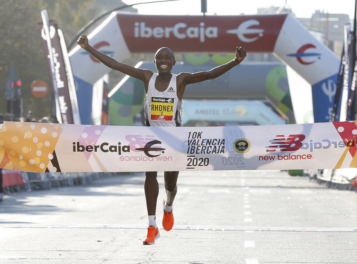 Rhonex Kipruto ha batido el récord del mundo en la 10K de Valencia,, carrera en la que también se ha superado el récord de Europa y el récord del circuito en categoría femenina.