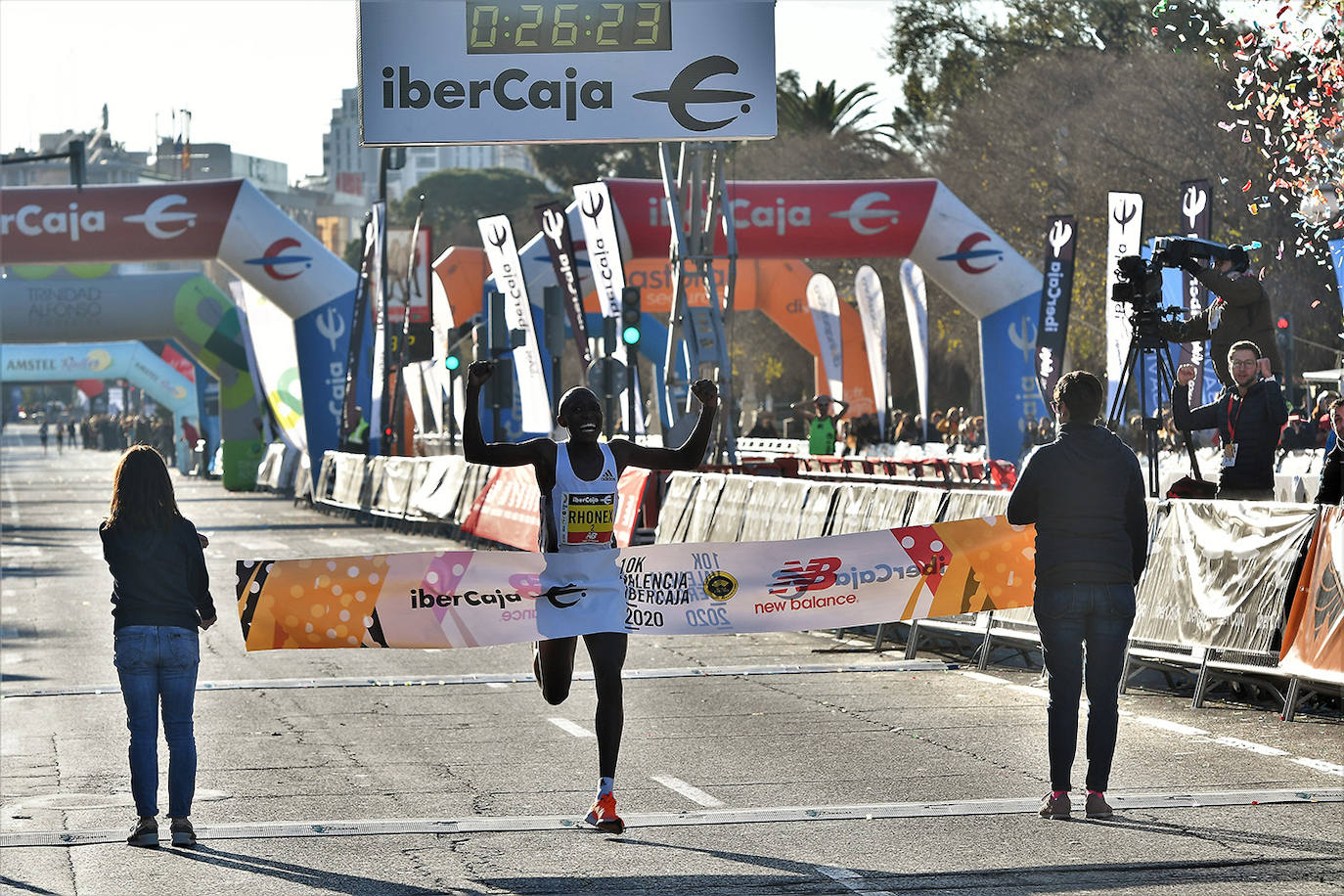 Kipruto bate el récord del mundo en las calles de Valencia.