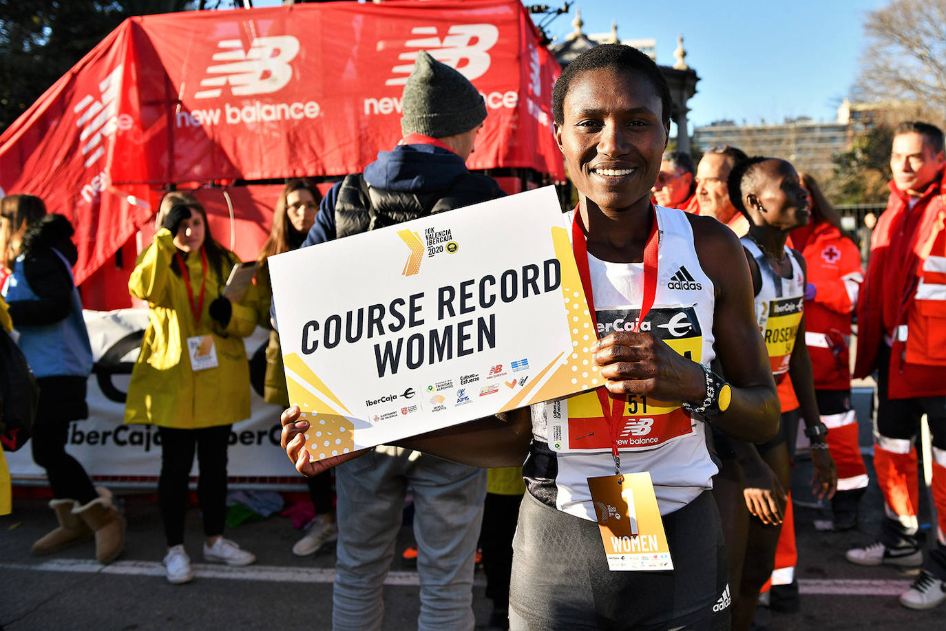 Rhonex Kipruto ha batido el récord del mundo en la 10K de Valencia,, carrera en la que también se ha superado el récord de Europa y el récord del circuito en categoría femenina.