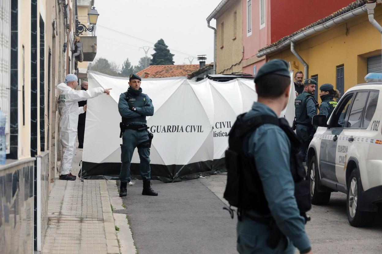 Un grupo de guardias civiles junto a la casa donde murió Marta Calvo.