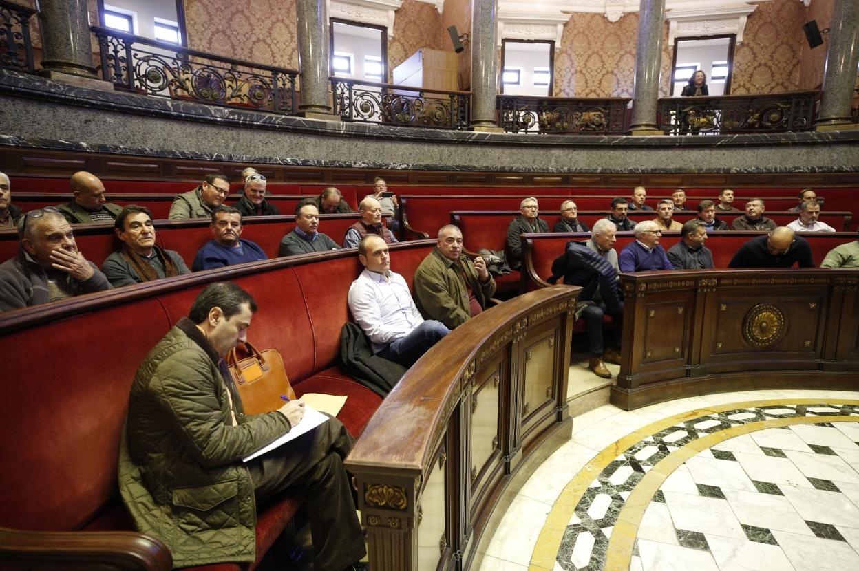 Comuneros de la Junta de Desagüe de la Albufera, ayer, en el hemiciclo del Ayuntamiento. 