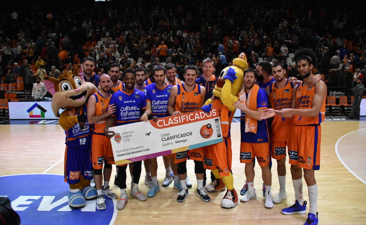 Los jugadores de Valencia Basket celebran la clasificación para la Copa del Rey de Málaga 2020.