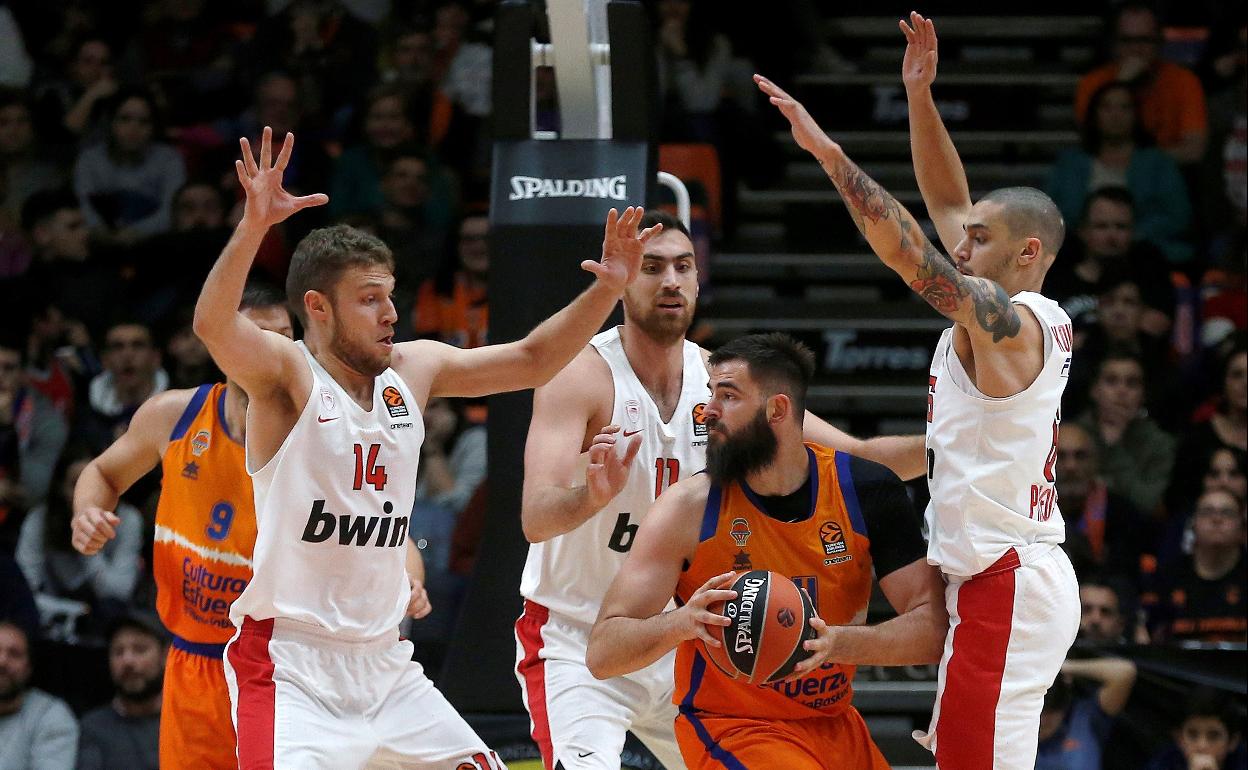 Dubljevic, rodeando de jugadores del Olympiacos durante el partido en el que acabó lesionado