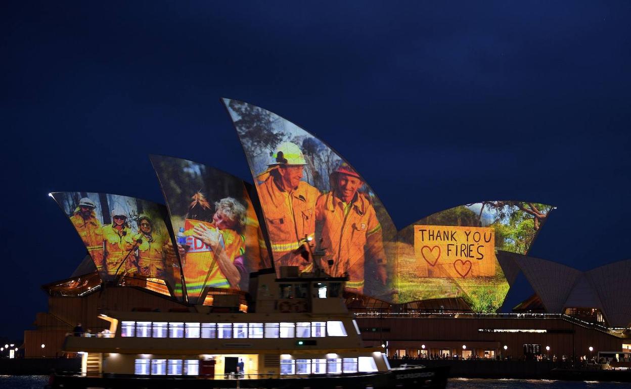 La ópera de Sidney proyecta una imagen de agradecimiento a los bomberos en su lucha contra el fuego.