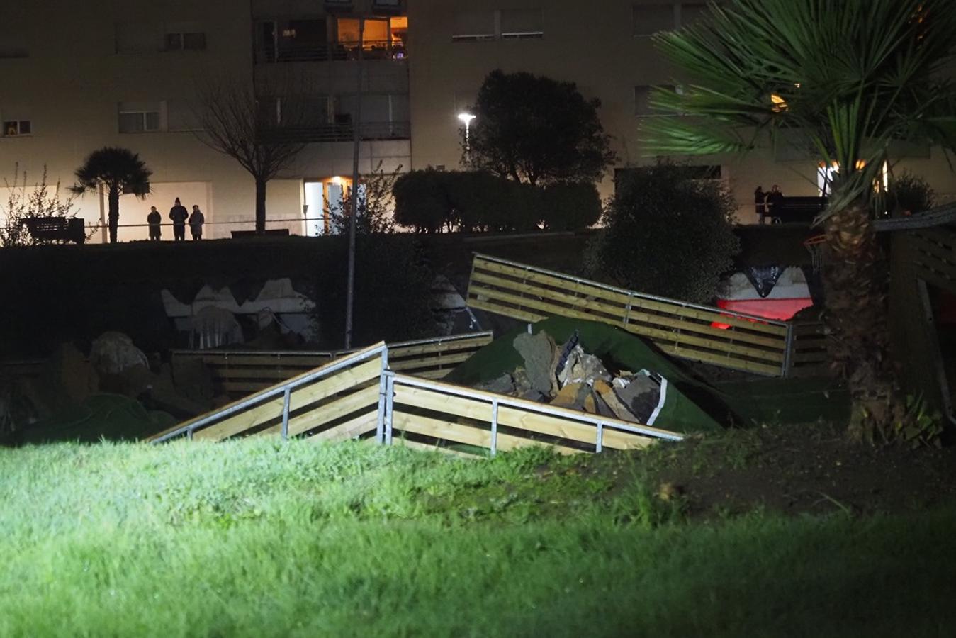 Así ha quedado el parque infantil que se encuentra sobre el parking tras el derrumbe.