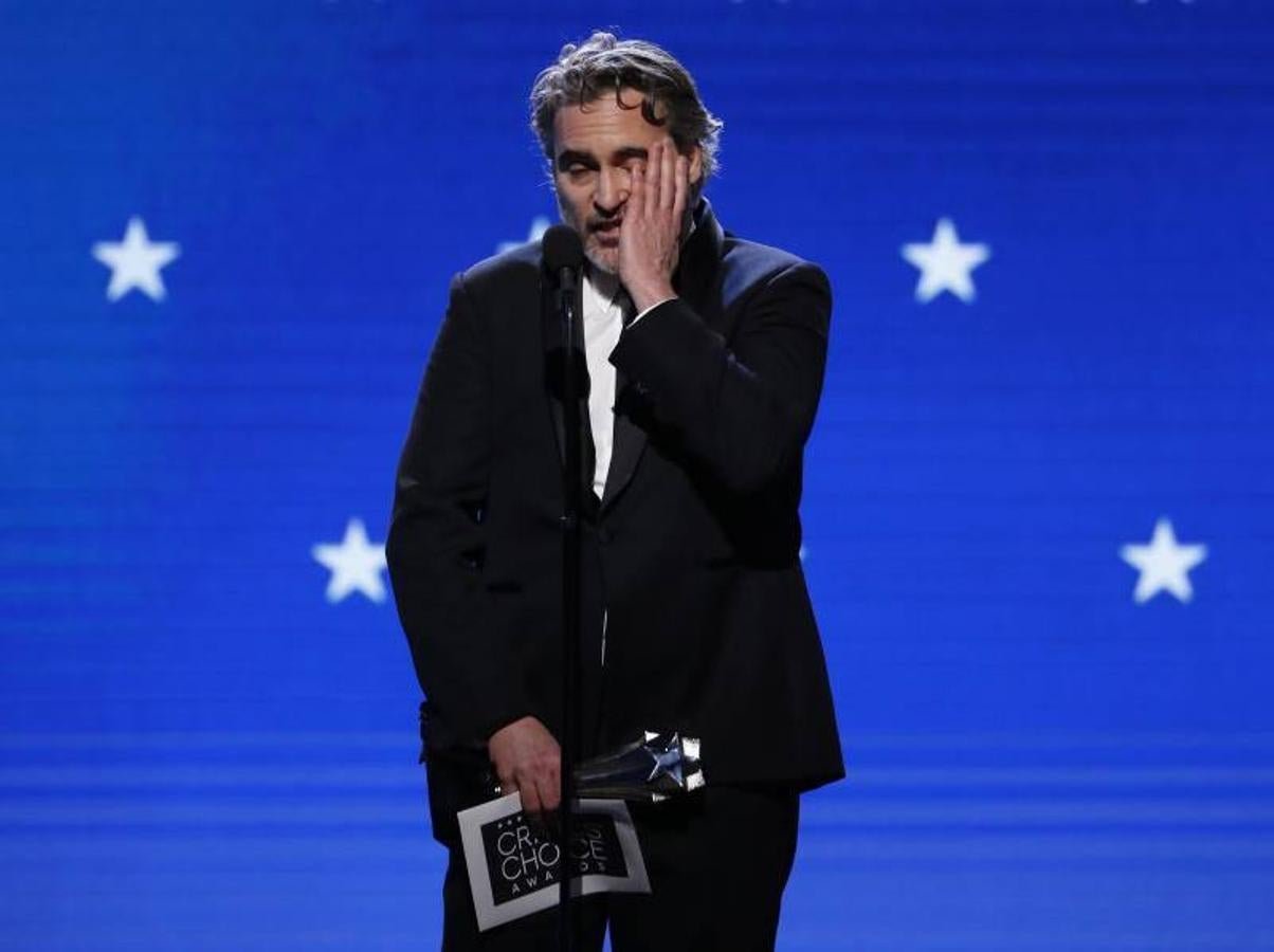 Joaquin Phoenix se emociona al recoger el galardón por su papel protagonista en 'Joker'.