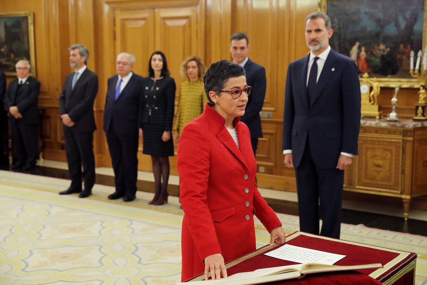 La nueva ministra de Asuntos Exteriores, Unión Europea y Cooperación, Arancha González Laya, promete su cargo ante el rey Felipe VI.