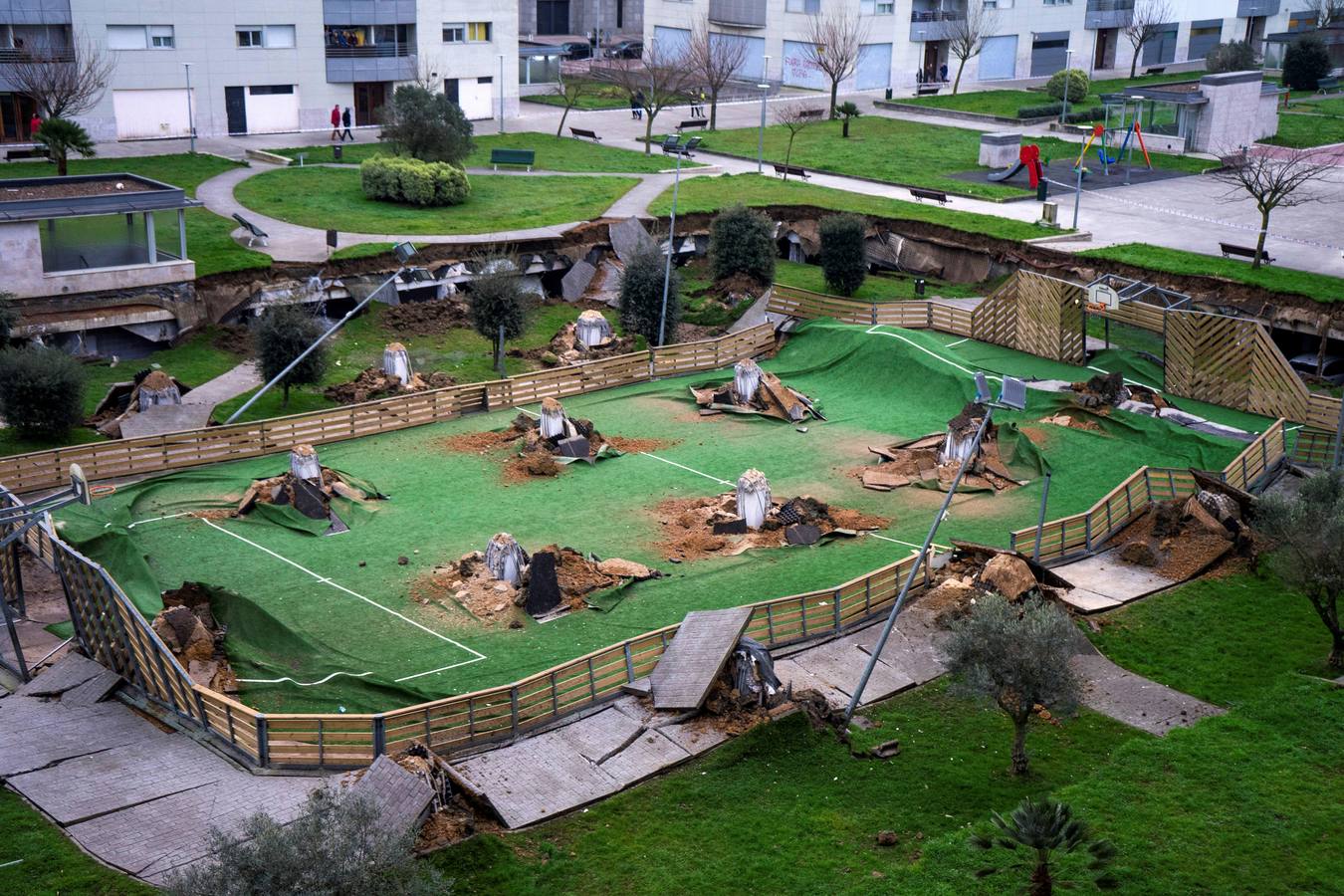 Fotos: Un parque infantil y deportvo se hunde sobre un &#039;parking&#039; en Santander