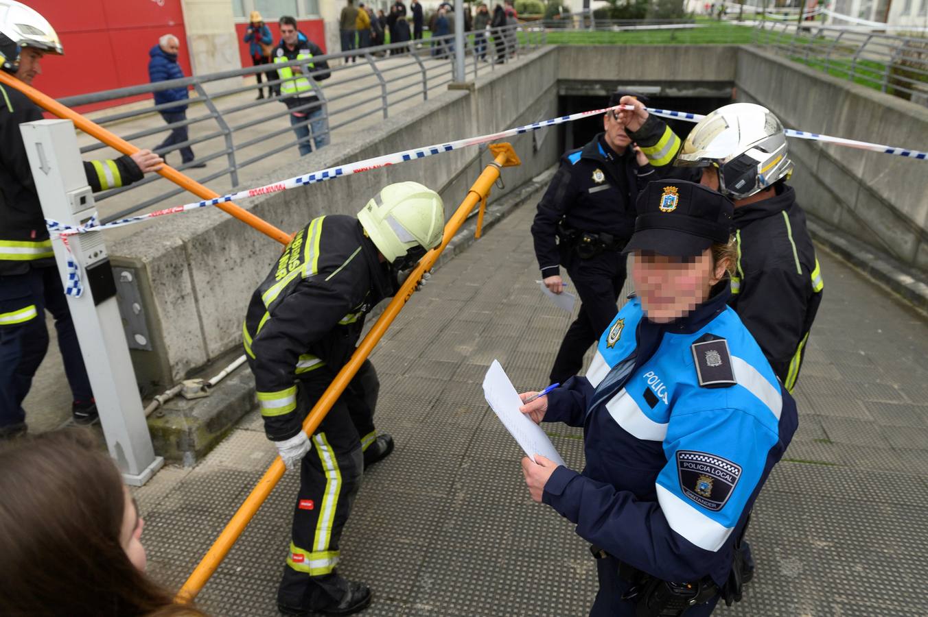 Fotos: Un parque infantil y deportvo se hunde sobre un &#039;parking&#039; en Santander