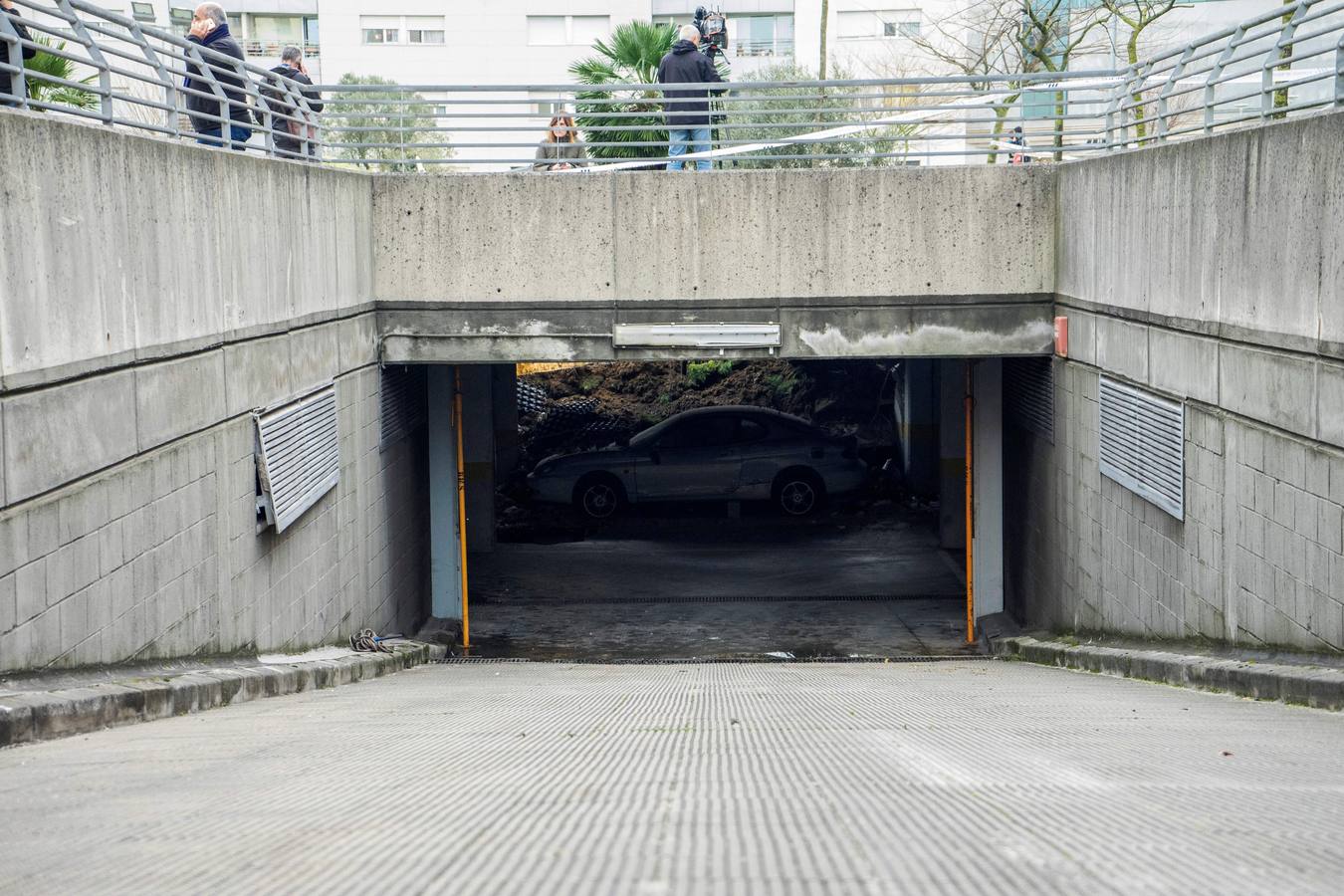 Fotos: Un parque infantil y deportvo se hunde sobre un &#039;parking&#039; en Santander