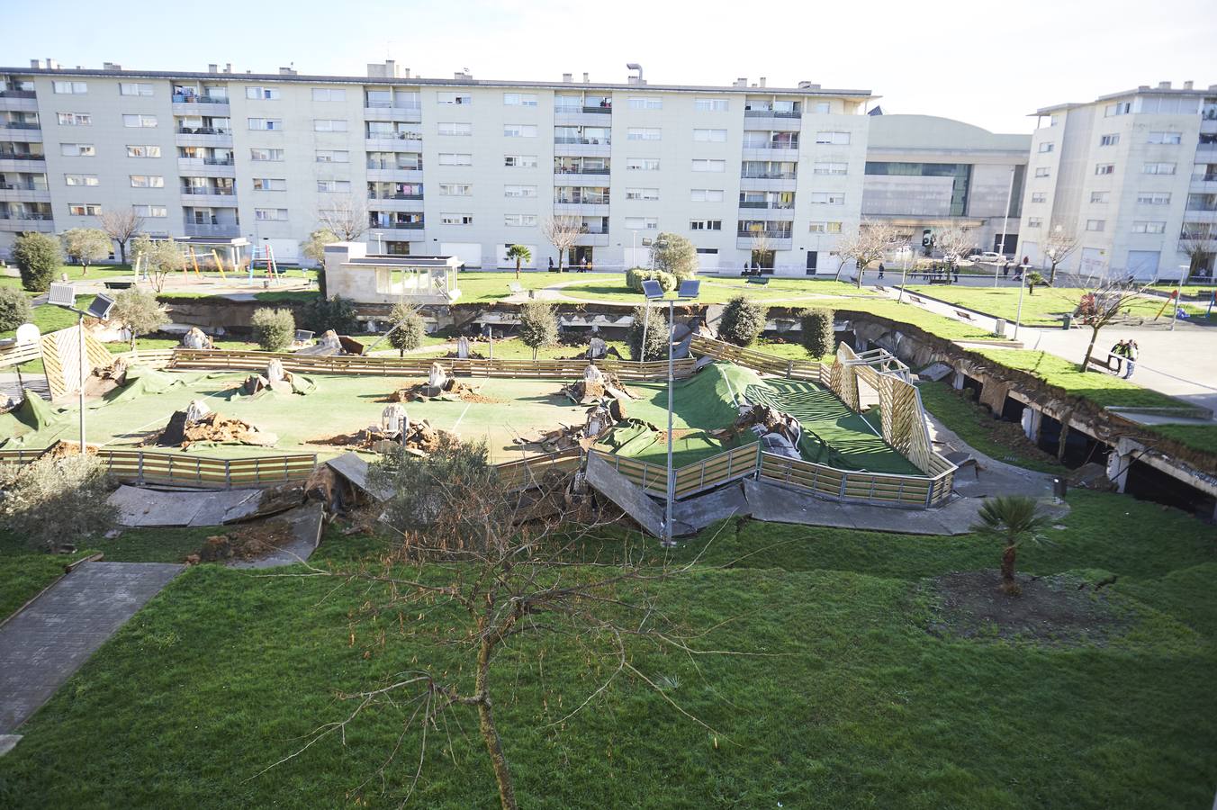 Fotos: Un parque infantil y deportvo se hunde sobre un &#039;parking&#039; en Santander