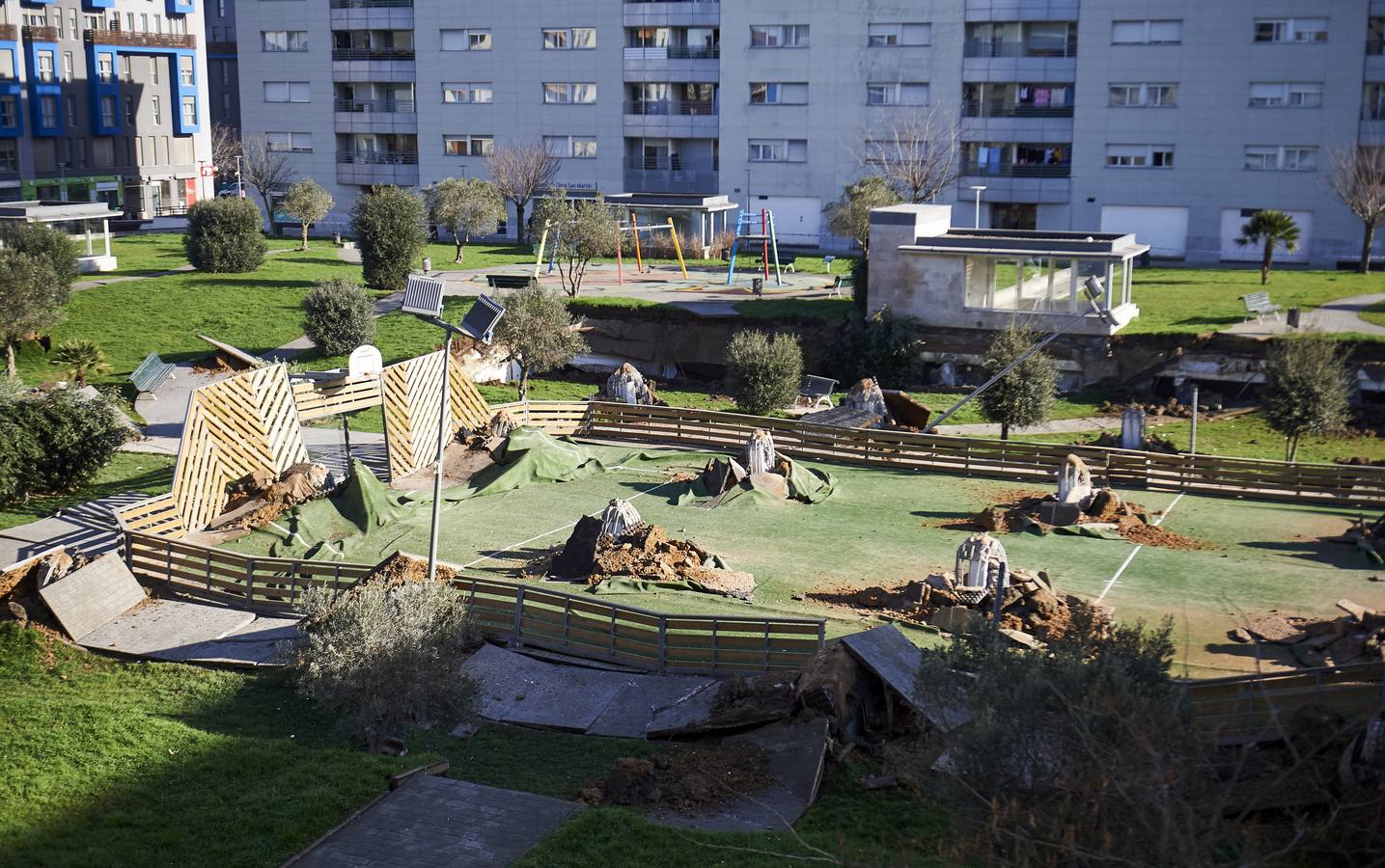 Fotos: Un parque infantil y deportvo se hunde sobre un &#039;parking&#039; en Santander