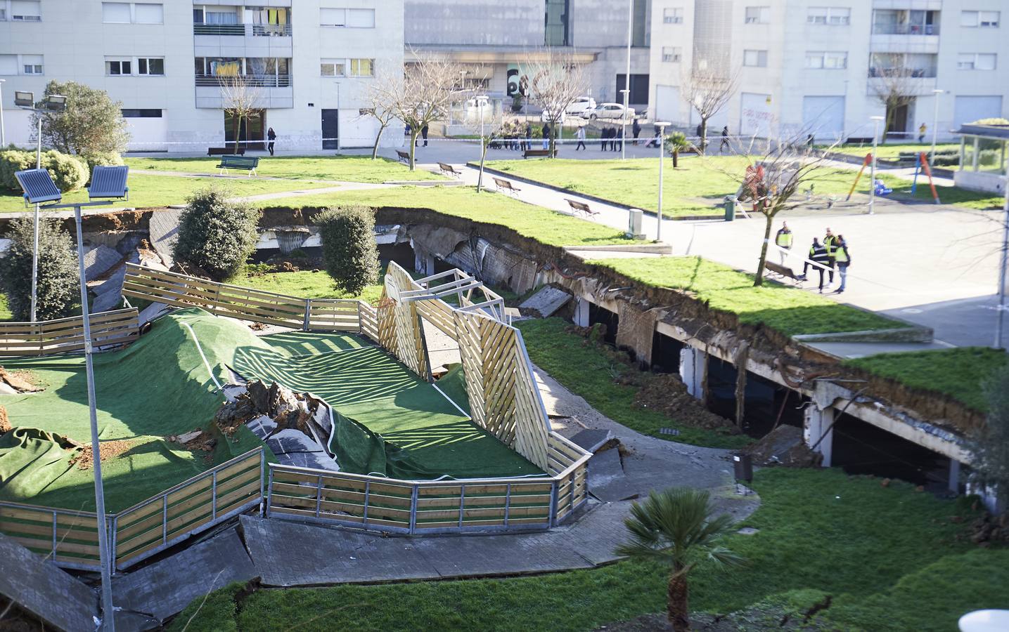 Fotos: Un parque infantil y deportvo se hunde sobre un &#039;parking&#039; en Santander