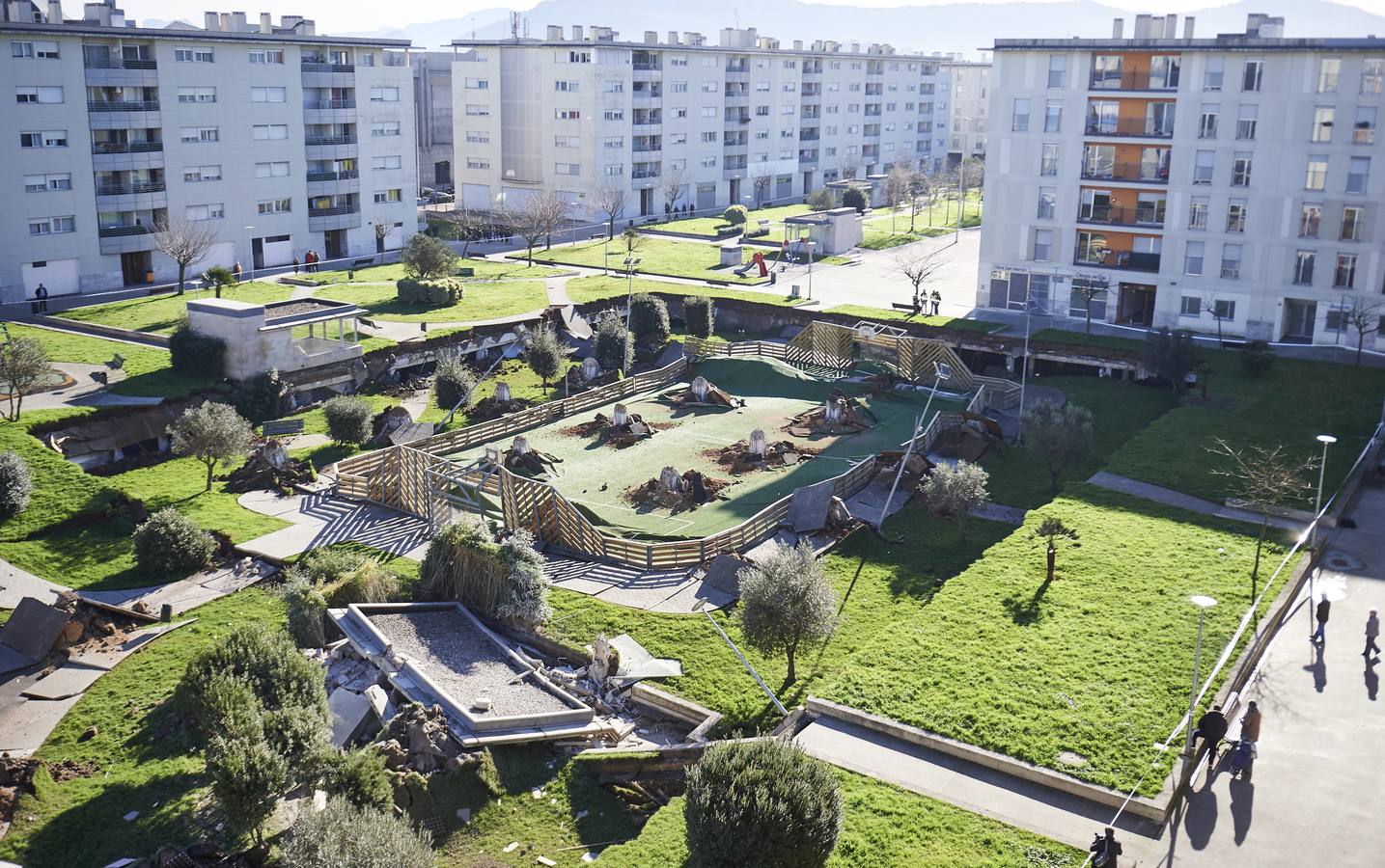 Fotos: Un parque infantil y deportvo se hunde sobre un &#039;parking&#039; en Santander