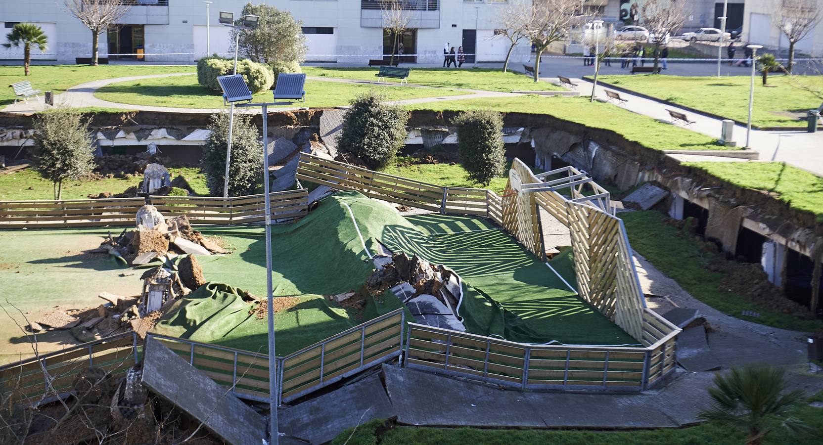 Fotos: Un parque infantil y deportvo se hunde sobre un &#039;parking&#039; en Santander