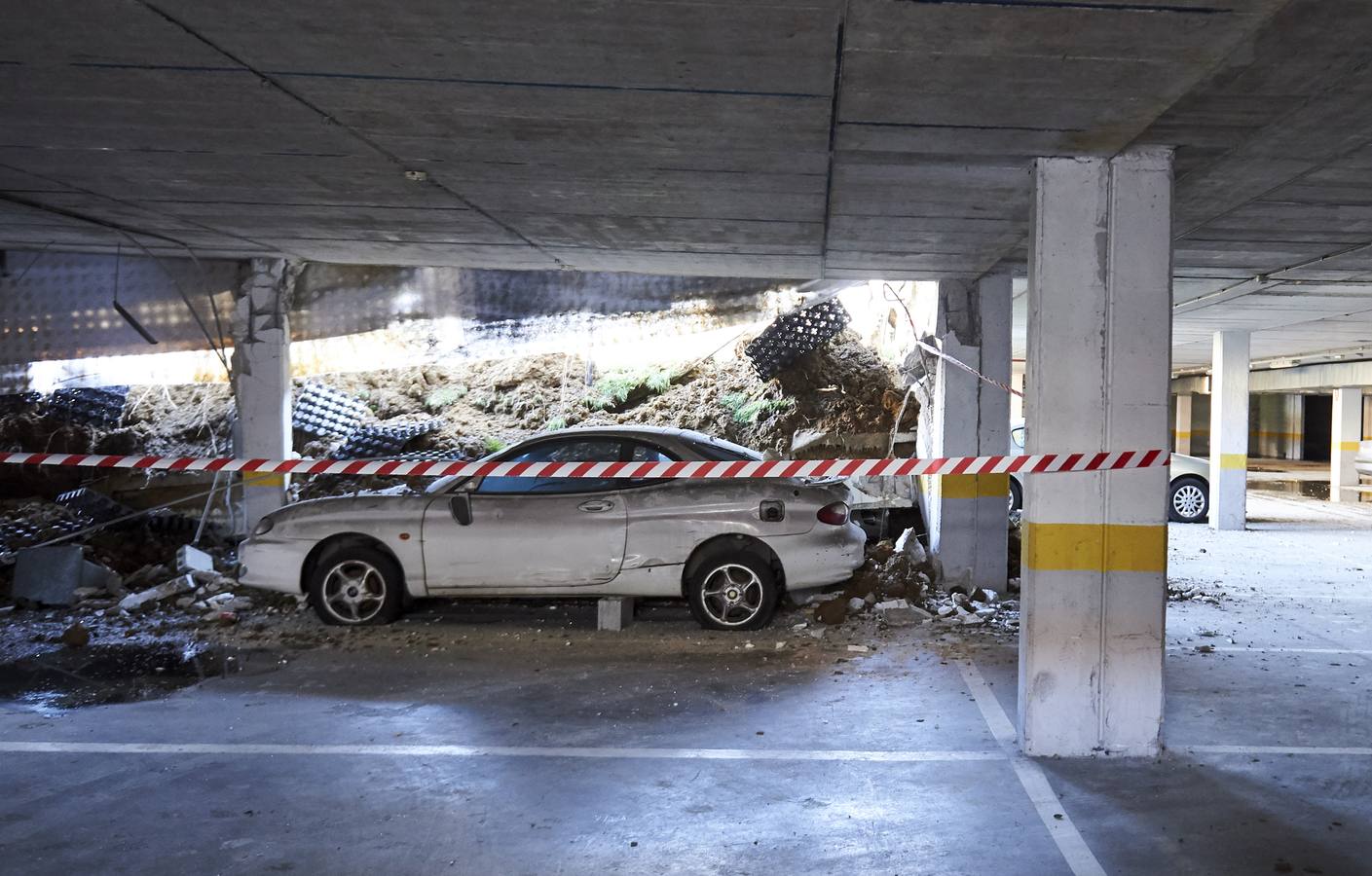 Fotos: Un parque infantil y deportvo se hunde sobre un &#039;parking&#039; en Santander