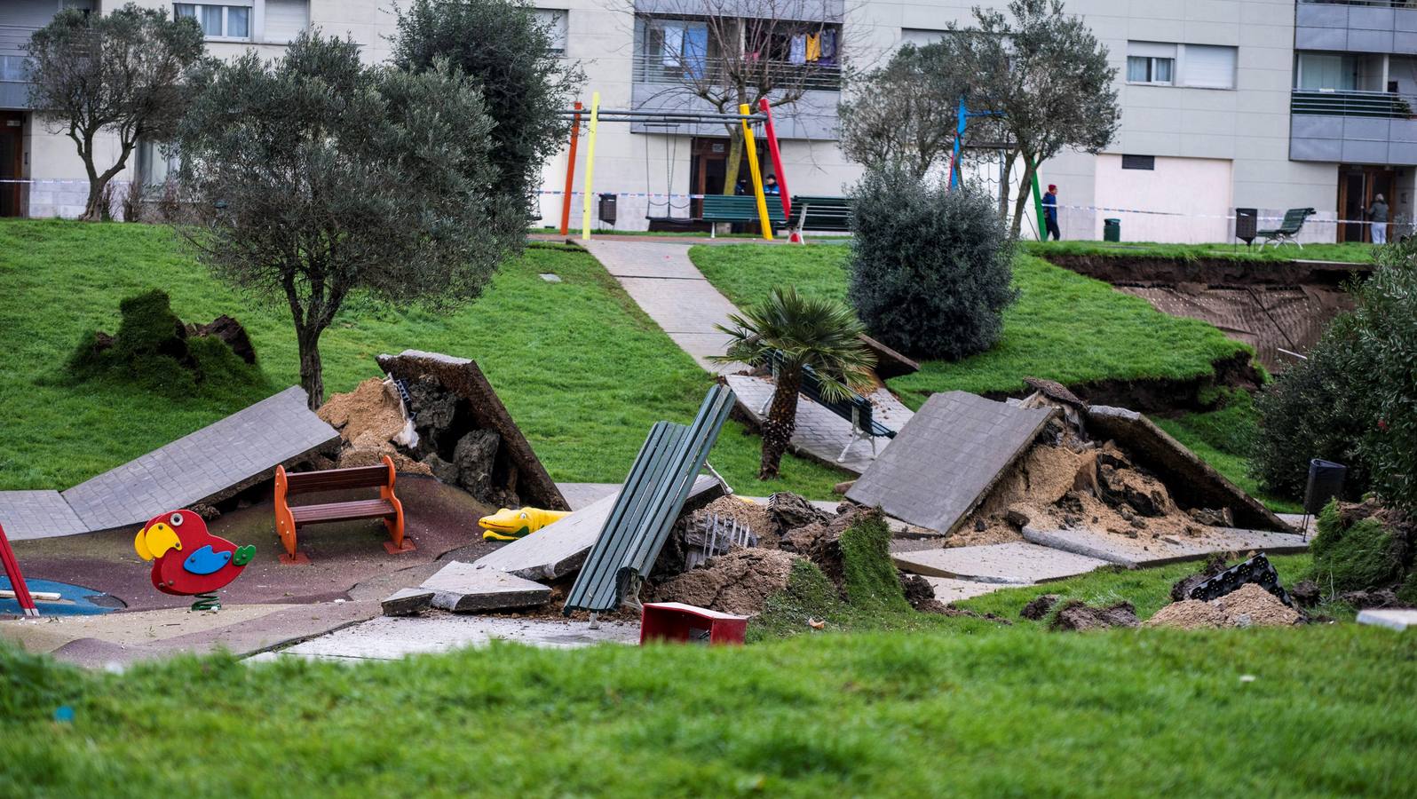 Fotos: Un parque infantil y deportvo se hunde sobre un &#039;parking&#039; en Santander