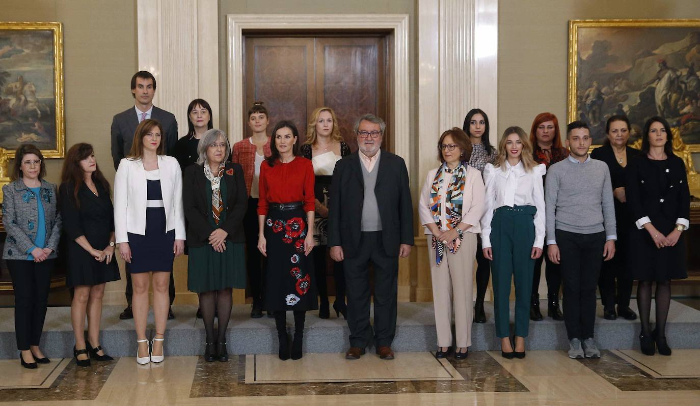 La Reina ha tenido el primer acto de su agenda oficial de esta semana, durante la mañana de este martes, recibiendo audiencias en el Palacio de la Zarzuela. Doña Letizia primero se ha reunido con FEDICINE, la Federación de Distribuidores Cinematográficos y, acto seguido, con la Fundación Mujeres. Para los actos ha optado por el mismo look recuperando antiguas piezas de su armario: una blusa roja de Hugo Boss, falda negra midi de flores estampadas de Carolina Herra combinandola con calzado alto de Magrit.