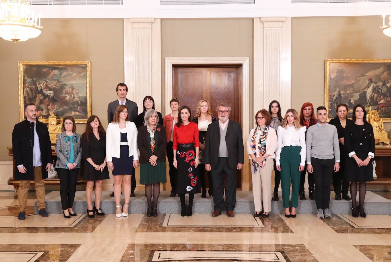 La Reina ha tenido el primer acto de su agenda oficial de esta semana, durante la mañana de este martes, recibiendo audiencias en el Palacio de la Zarzuela. Doña Letizia primero se ha reunido con FEDICINE, la Federación de Distribuidores Cinematográficos y, acto seguido, con la Fundación Mujeres. Para los actos ha optado por el mismo look recuperando antiguas piezas de su armario: una blusa roja de Hugo Boss, falda negra midi de flores estampadas de Carolina Herra combinandola con calzado alto de Magrit.