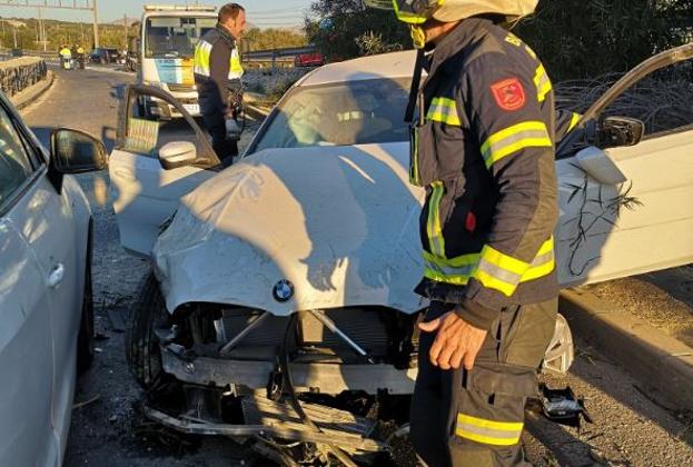 Sale de la A-70 en sentido contrario y provoca un accidente múltiple con dos heridos