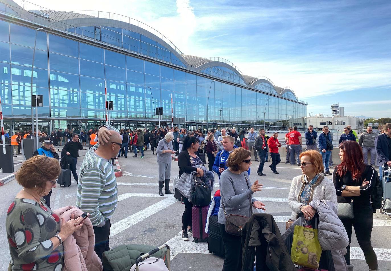 Un incendio ha obligado a desalojar el aeropuerto de Alicante-Elche.