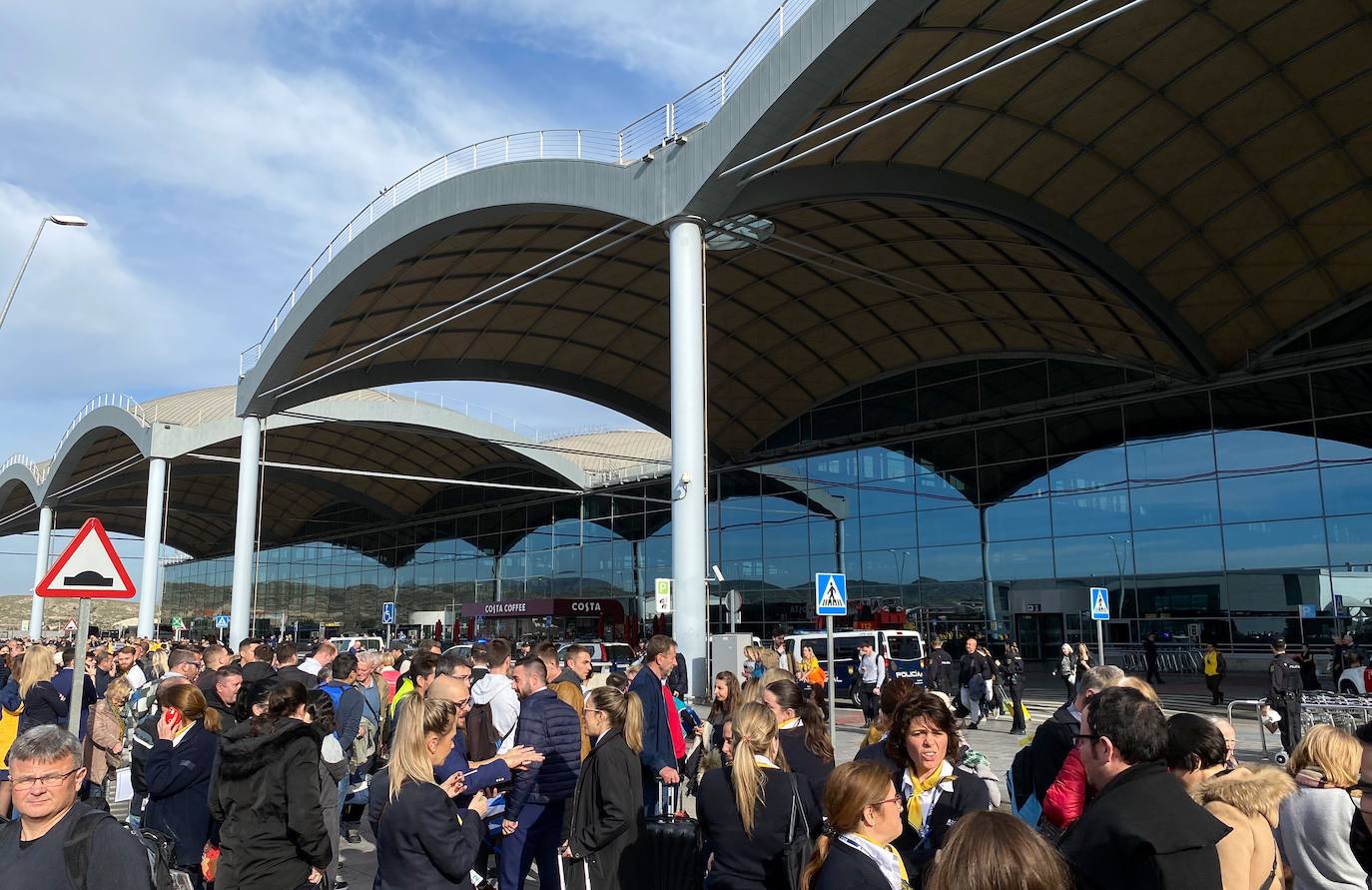 Un incendio ha obligado a desalojar el aeropuerto de Alicante-Elche.