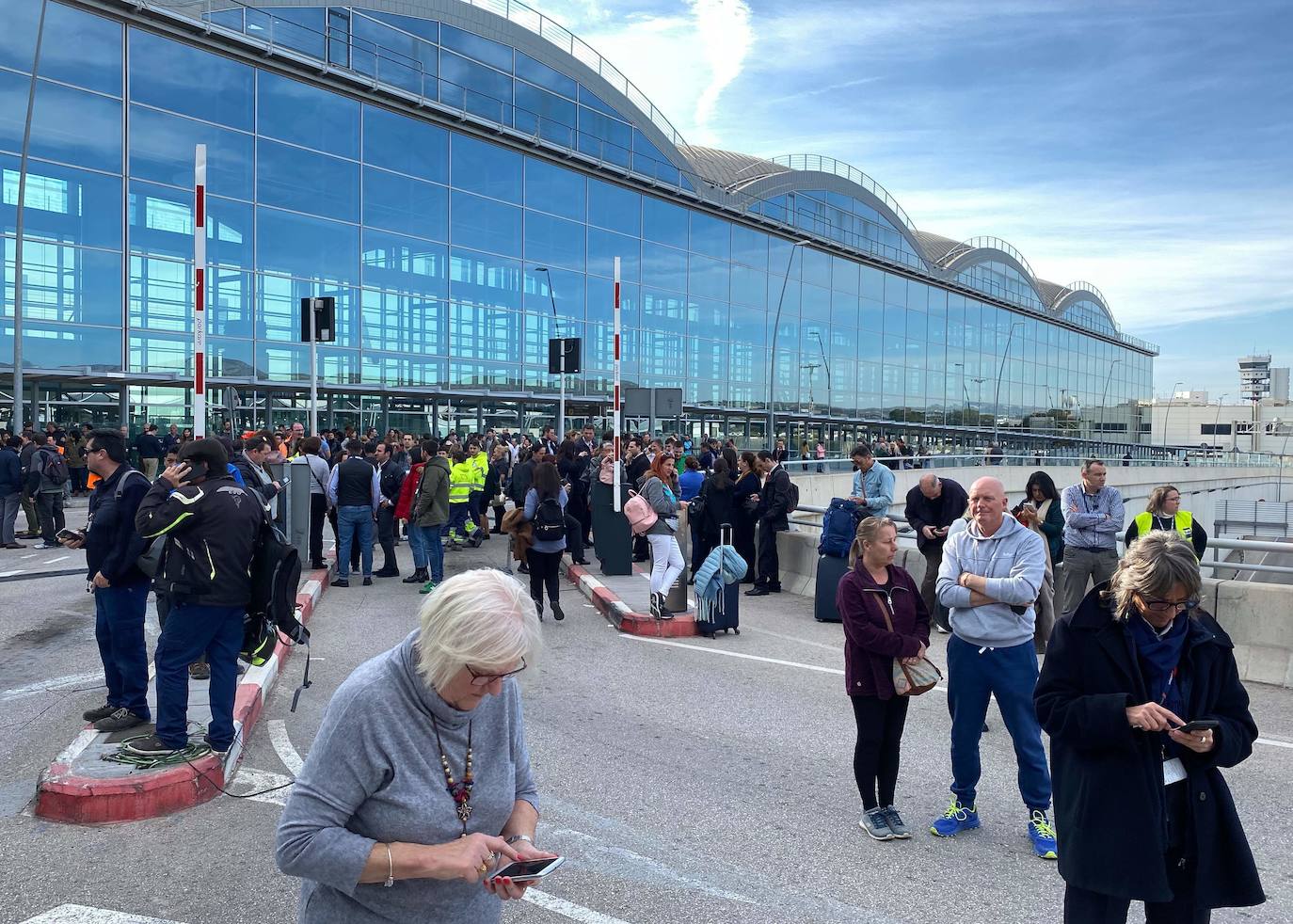 Un incendio ha obligado a desalojar el aeropuerto de Alicante-Elche.