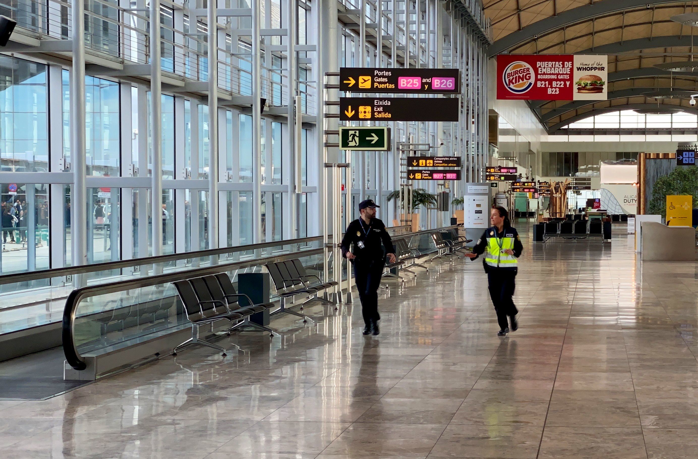 Un incendio ha obligado a desalojar el aeropuerto de Alicante-Elche.