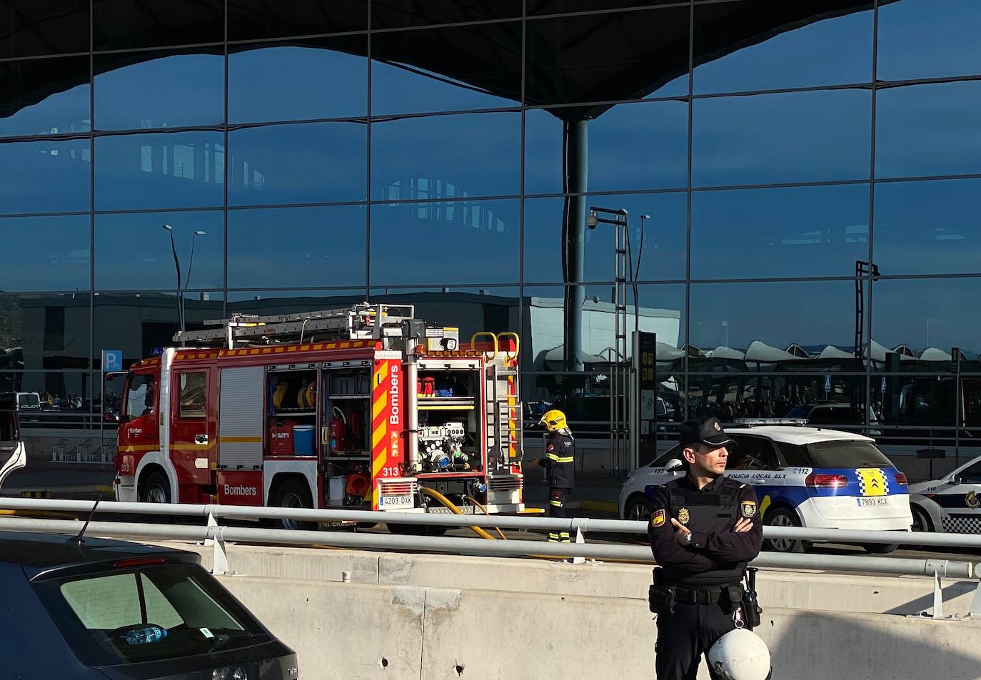 Un incendio ha obligado a desalojar el aeropuerto de Alicante-Elche.