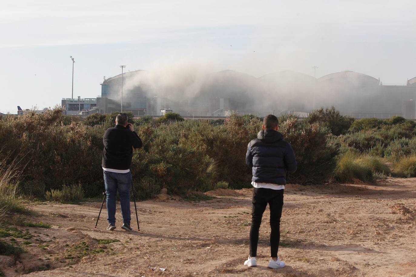 Un incendio ha obligado a desalojar el aeropuerto de Alicante-Elche.