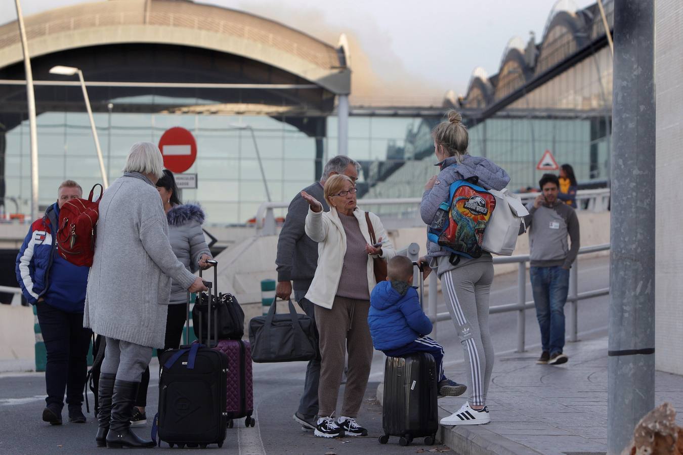 Un incendio ha obligado a desalojar el aeropuerto de Alicante-Elche.