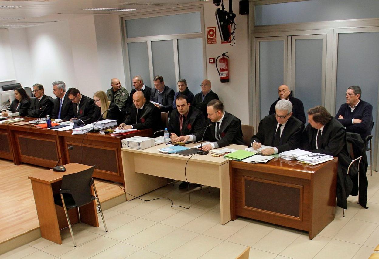 Los siete procesados por el asesinato del alcalde de Polop, en el juicio, detrás de sus abogados. 
