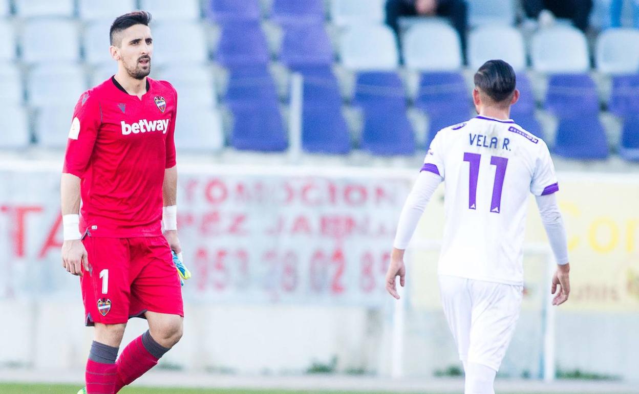 Oier Olazábal abandona el campo lesionado durante el partido contra el Real Jaén.