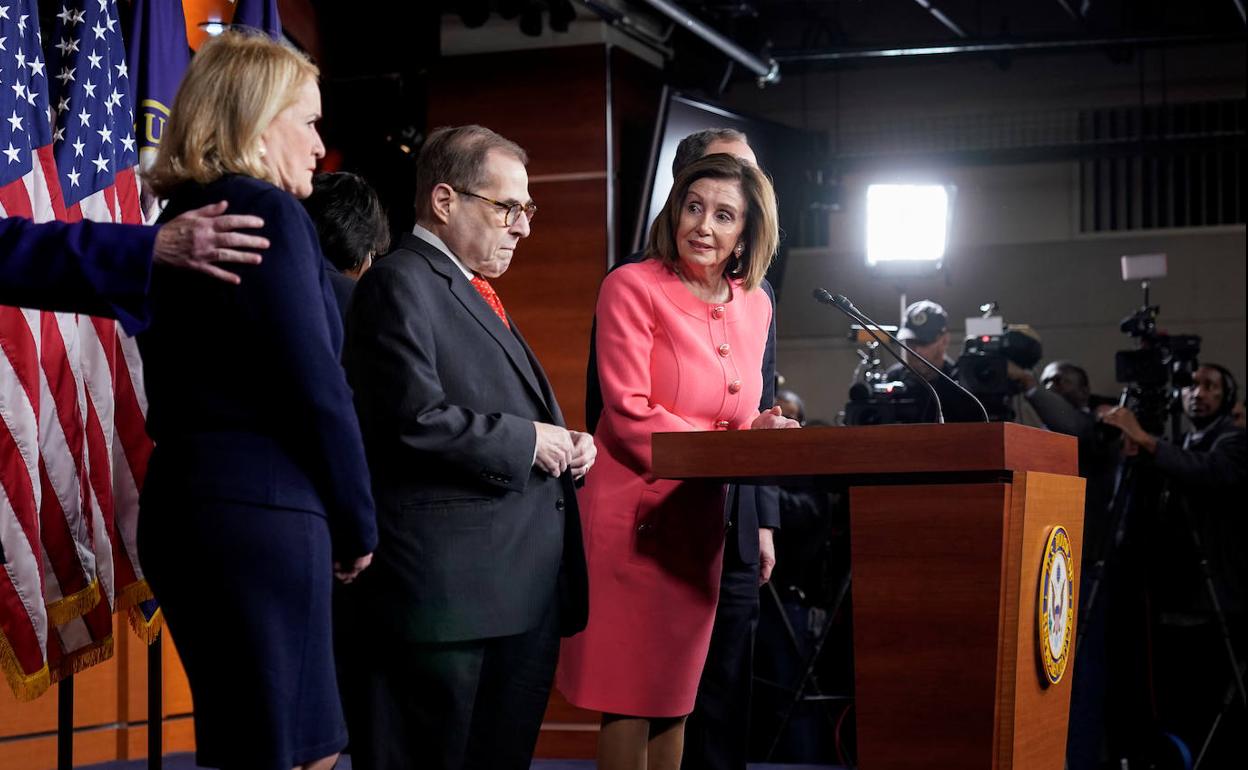 La presidenta de la Cámara de Representantes, Nacy Pelosi, presenta al equipo que liderará la acusación en el juicio contra Trump.