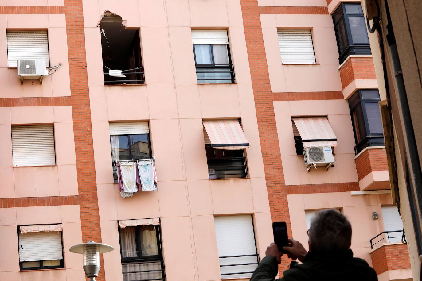 Vista de la ventana (arriba a la izquierda) por dónde entró el trozo de metal procedente de la explosión en la Petroquímica, causando la muerte de un vecino de este edificio situado en el barrio de Torreforta, Tarragona, a unos dos kilómetros del lugar de la explosión.