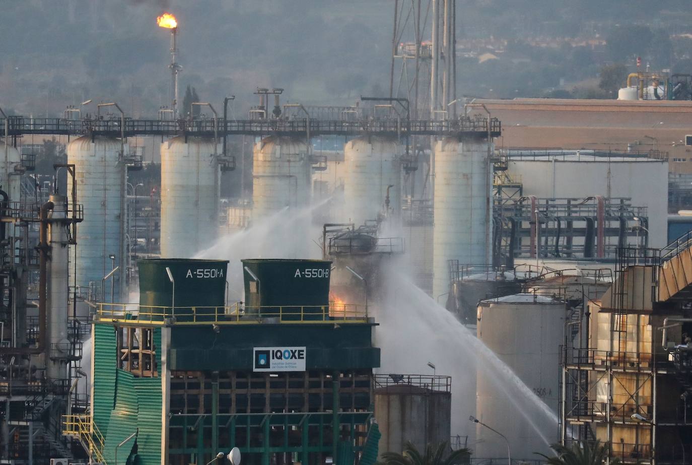 Dos personas han muerto y al menos otras seis han resultado heridas de gravedad en la explosión registrada en una planta petroquímica de La Canonja (Tarragona) y su posterior incendio.