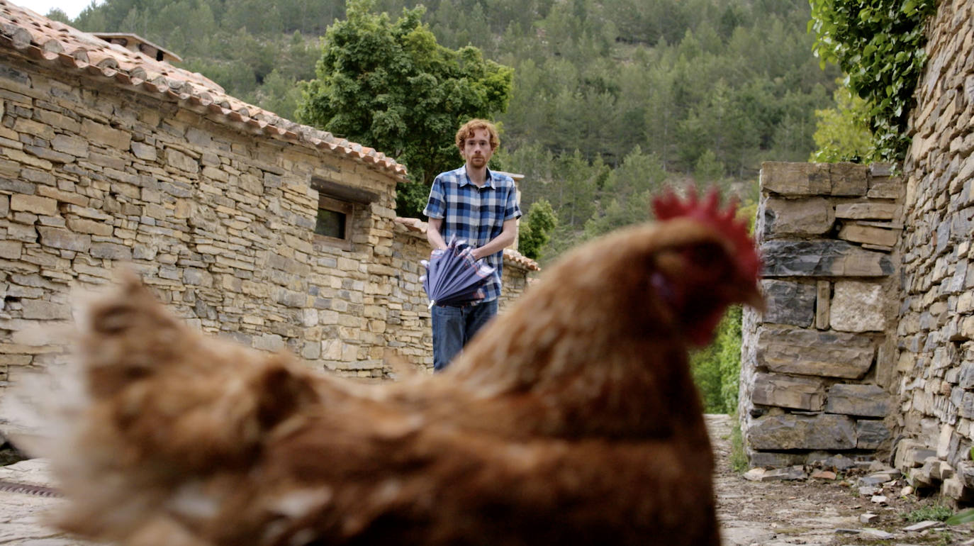 Telecinco estrena la serie 'El Pueblo', el proyecto que viene a suceder en la programación de Mediaset a la destacada 'La que se avecina'. La serie cuenta las andanzas de un grupo muy diverso de gente en su llegada a una aldea. Nada es lo que parece en Peñafría, nombre que recibe el núcleo urbano al que llegan los protagonistas. La aldea existe de verdad pero su nombre es Valdelavilla y ya fue foco de atención hace 20 años cuando fue rehabilitada para unos populares cursos de idiomas.Valdelavilla recupera, aunque sólo sea en televisión, la vida que tuvo hace varias décadas.