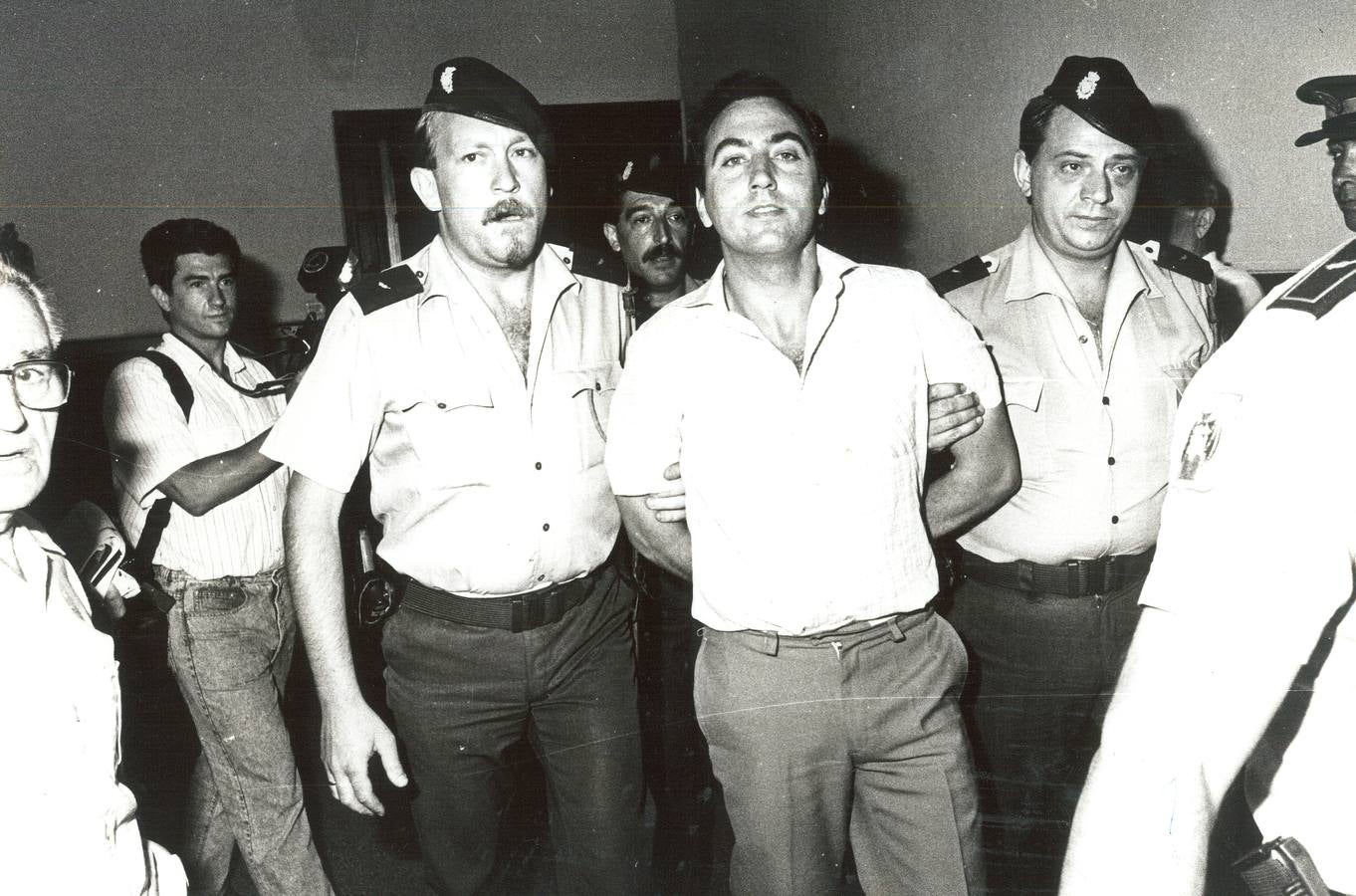 Se cumplen 36 años del asesinato de tres guardias civiles en una carretera Burjassot-Bétera. En la foto, Luis Martínez Larios, el hermano que sobrevivió al tiroteo con los agentes de la Guardia Civil. El suceso, según aclaran fuentes policiales, se produjo en término de Godella y no en el de Bétera, como se ha publicado desde entonces.