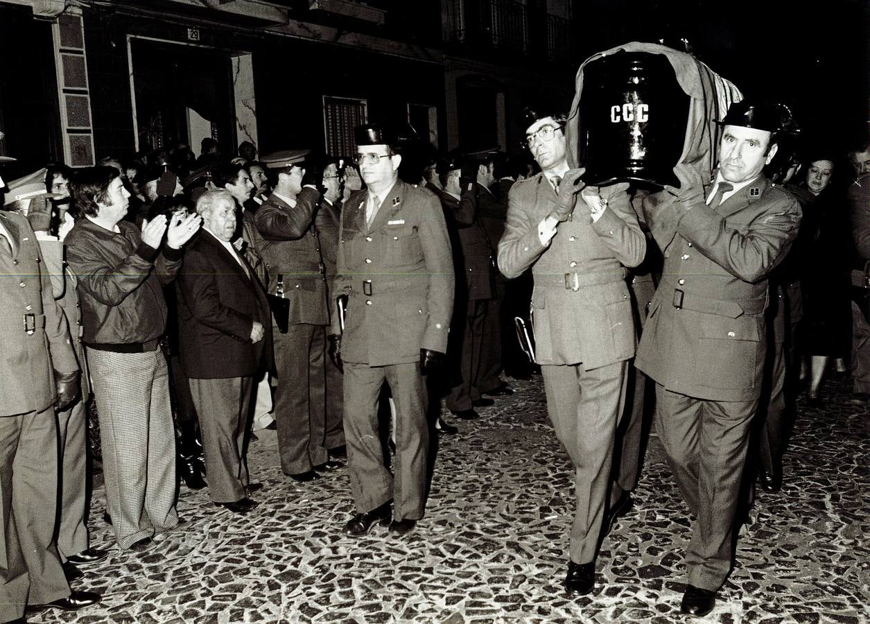 Se cumplen 36 años del asesinato de tres guardias civiles del puesto de Moncada en la carretera entre Godella y Bétera, un caso también conocido como los crímenes de los Martínez Larios. Funeral de las víctimas, el 17 de enero de 1984.