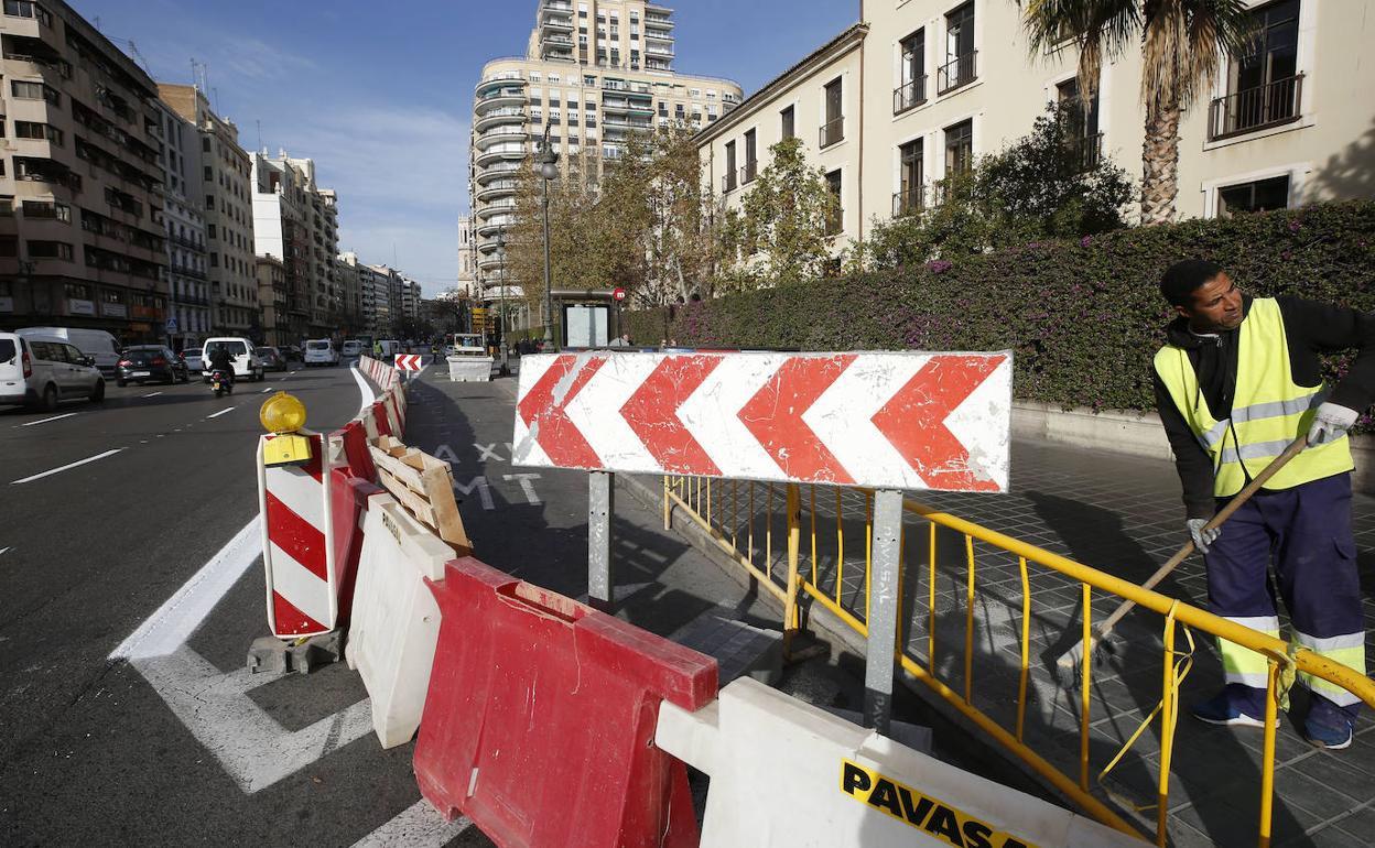 Obras de la macroparada de la EMT en la calle Xàtiva de Valencia.