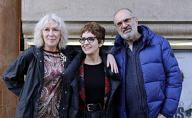 Los actores de 'Los hijos' ante las puertas del Olympia. 