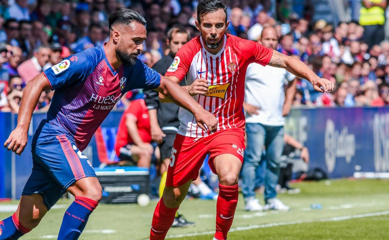 Ivi, durante un partido entre el Huesca y el Sporting.