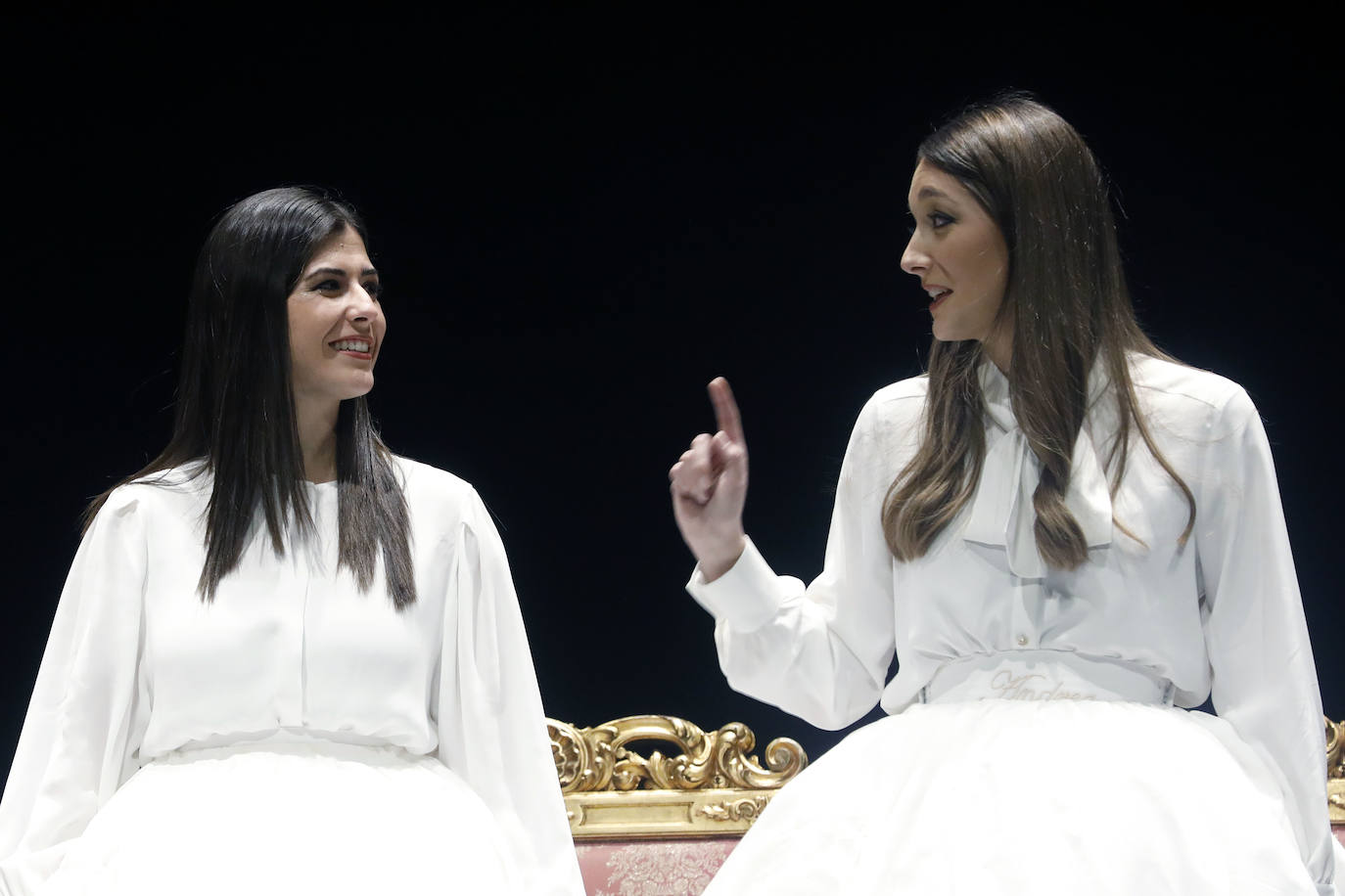 El Palacio de Congresos acogió este jueves el ensayo de las exaltaciones de las falleras mayores de Valencia, Consuelo Llobell y Carla García, que se celebrará los próximos 25 y 26. Acudieron el alcalde Ribó y el concejal de Cultura Festiva, Pere Fuset, en un acto que tendrá un aforo menor al lugar habitual del evento, el Palau de la Música, que tiene la sala principal cerrada.