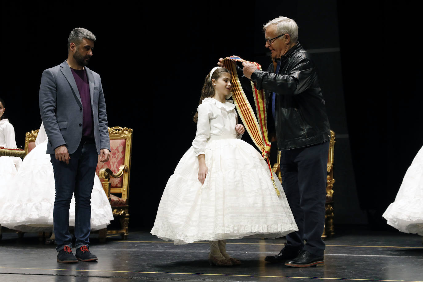 El Palacio de Congresos acogió este jueves el ensayo de las exaltaciones de las falleras mayores de Valencia, Consuelo Llobell y Carla García, que se celebrará los próximos 25 y 26. Acudieron el alcalde Ribó y el concejal de Cultura Festiva, Pere Fuset, en un acto que tendrá un aforo menor al lugar habitual del evento, el Palau de la Música, que tiene la sala principal cerrada.