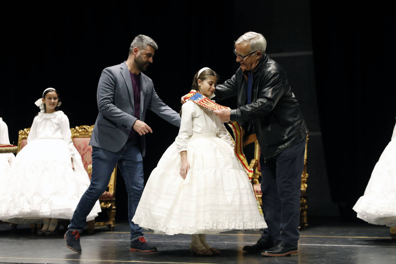 El Palacio de Congresos acogió este jueves el ensayo de las exaltaciones de las falleras mayores de Valencia, Consuelo Llobell y Carla García, que se celebrará los próximos 25 y 26. Acudieron el alcalde Ribó y el concejal de Cultura Festiva, Pere Fuset, en un acto que tendrá un aforo menor al lugar habitual del evento, el Palau de la Música, que tiene la sala principal cerrada.