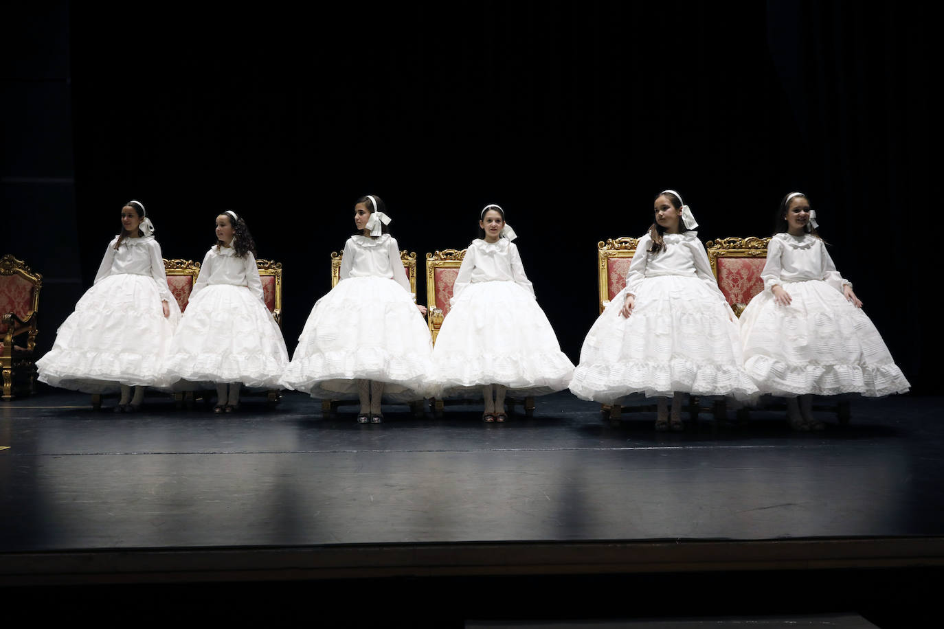 El Palacio de Congresos acogió este jueves el ensayo de las exaltaciones de las falleras mayores de Valencia, Consuelo Llobell y Carla García, que se celebrará los próximos 25 y 26. Acudieron el alcalde Ribó y el concejal de Cultura Festiva, Pere Fuset, en un acto que tendrá un aforo menor al lugar habitual del evento, el Palau de la Música, que tiene la sala principal cerrada.